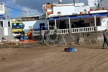 Una lancha neumática con varios jóvenes inmigrantes arriba a la playa de Ojos de Garza/TA.